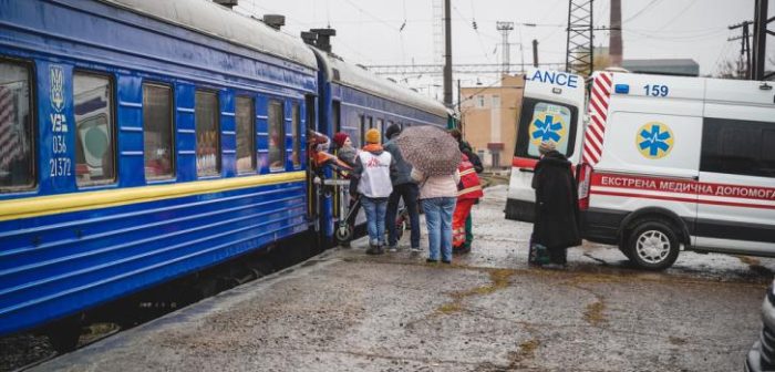 Nueve pacientes con heridas graves pero estables llegaron el viernes 1 de abril a Leópolis desde Zaporiyia en la primera evacuación médica en tren realizada por nuestra organización en Ucrania.MSF.