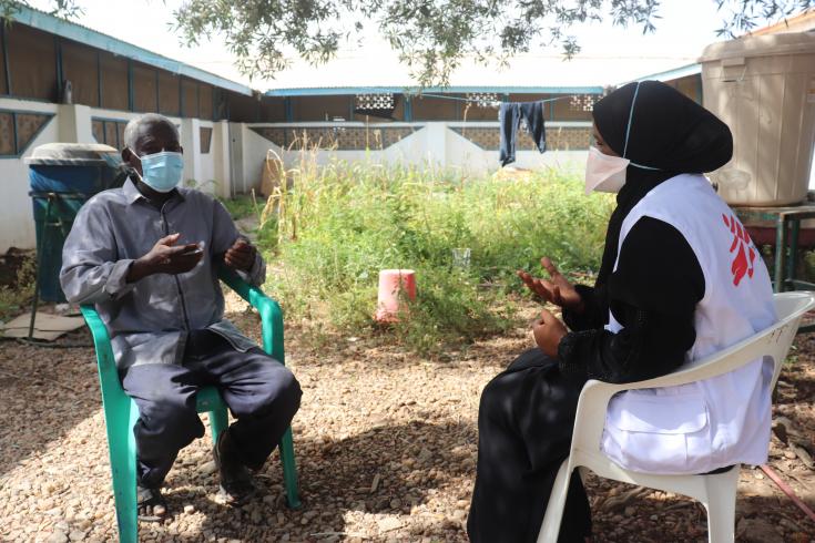 Abdirahman Sugule recibe información sobre la conclusión de su tratamiento después de completar con éxito el tratamiento de DR-TB en Berbera, Somalilandia.