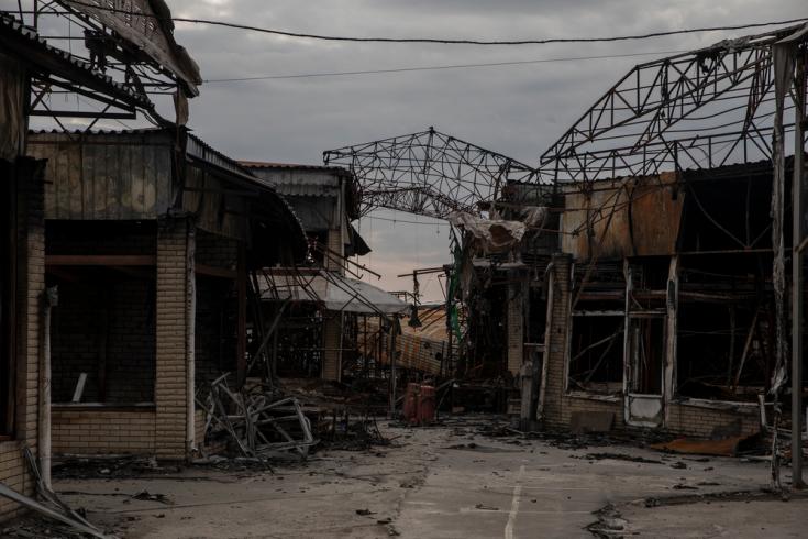 Un mercado destruido tras el incendio causado por un bombardeo en Járkov, Ucrania