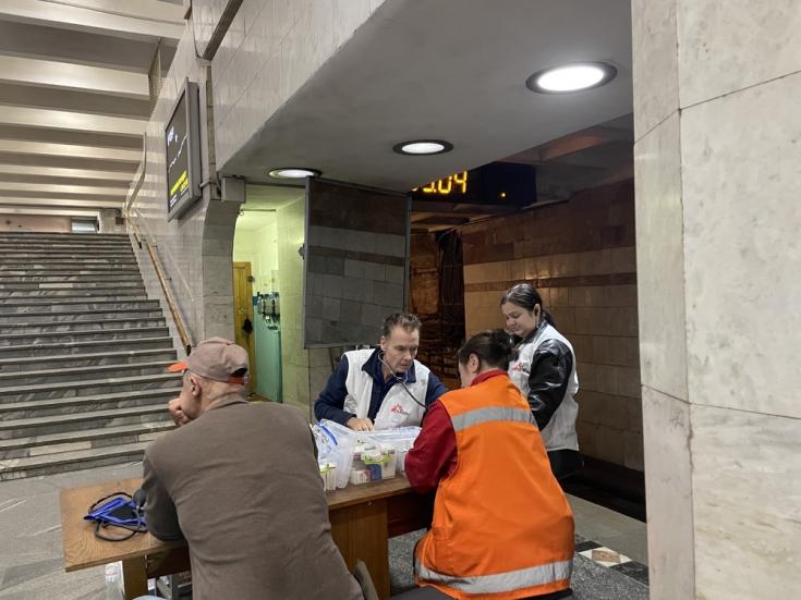 El doctor Morten Rosrup, de MSF, y su equipo, proveen asistencia médica en una estación de metro en Járkov, Ucrania.