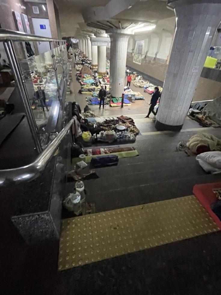 Personas durmiendo en la estación de metro en Járkov, Ucrania