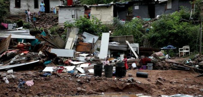 Las catastróficas inundaciones ocurridas el 11 de abril en la región de eThekwini , provincia de KwaZulu-Natal , en Sudáfrica, dejaron a 40.000 personas sin hogar.Sandile Ndlovu.