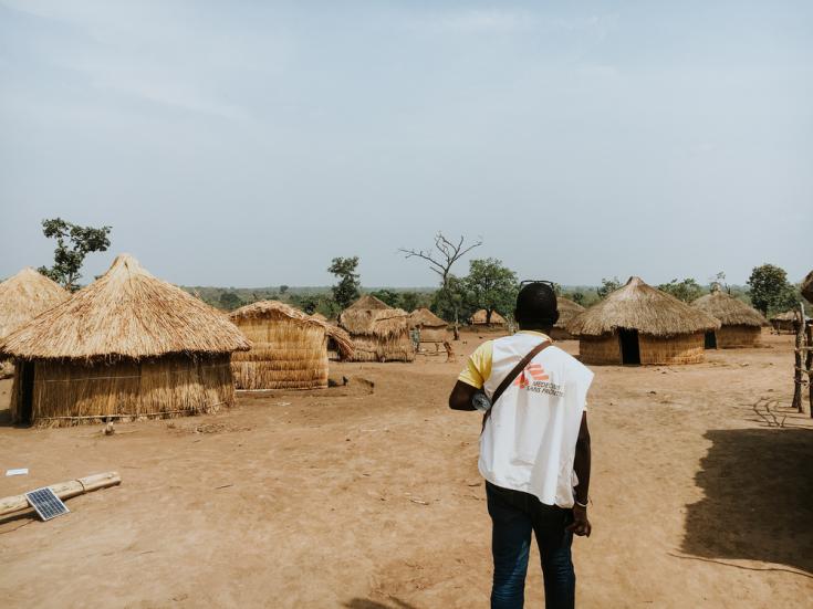 Fidele, promotor de salud de MSF, visita el campo de desplazados de Foulbe, República Centroafricana