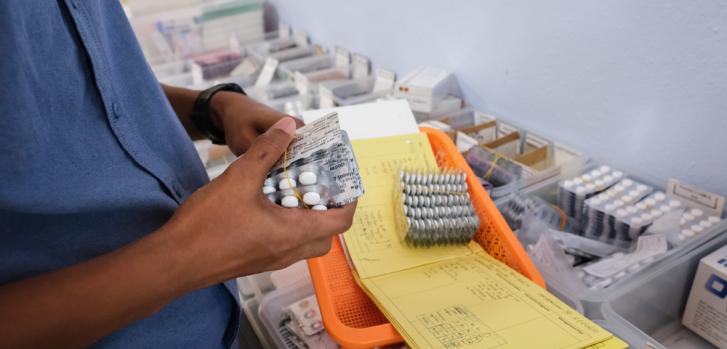 Imagen de archivo del 8 de mayo de 2022: preparando los medicamentos prescritos a las y los pacientes consultados en nuestra clínica móvil en Penang, Malasia.Kit Chan.