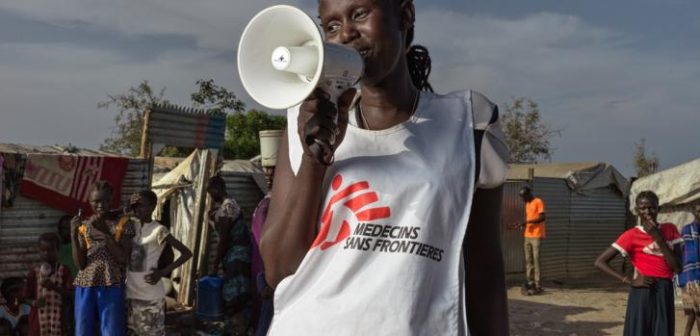 Uno de nuestros grandes logros del 2022: realizamos la primera campaña de vacunación masiva del mundo contra un brote de hepatitis E en el campo de personas desplazadas internamente de Bentiu, en Sudán del Sur.
En la foto, una promotora de salud de nuestra organización ayuda a movilizar a los miembros de la comunidad de Bentiu para que se vacunen.Peter Caton.