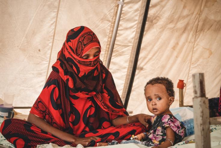 Madre con hijo recuperado de desnutrición aguda en el centro de alimentación terapeútica intrahospitalario del hospital de Dupti en Anfar, Etiopía