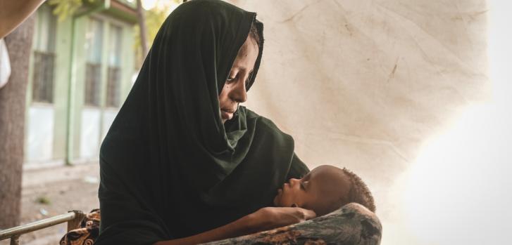 Asia con Madina, su pequeño hijo , en la carpa de un centro de alimentación terapeútica en Amfar, Etiopía. "Viajamos un mes para llegar a este lugar", nos cuenta.Njiiri Karago/MSF.