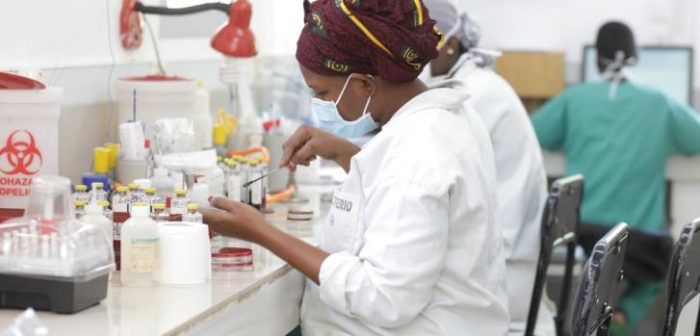 Imagen de archivo del 14 de octubre de 2021: una técnica del laboratorio de bacteriología de Koutiala, Malí, durante la tercera fase de evaluación clínica de la aplicación Antibiogo.Ismael Diallo.