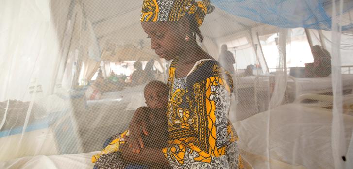 Una madre y su hijo son atendidos en el centro hospitalario de alimentación terapéutica de Kofar Sauri en Katsina, Nigeria.George Osodi.