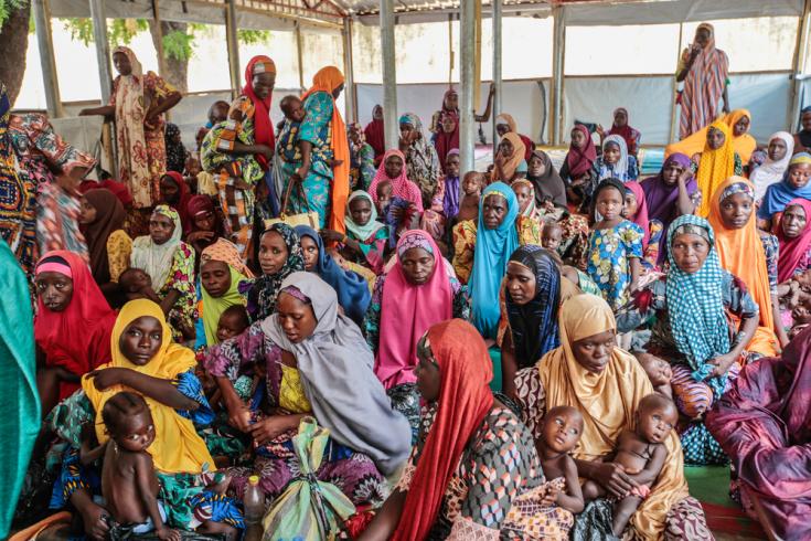 Madres e hijos siendo atendidos en un centro ambulatorio de alimentación terapeútica de Kofar Marusa en Katsina, Nigeria.