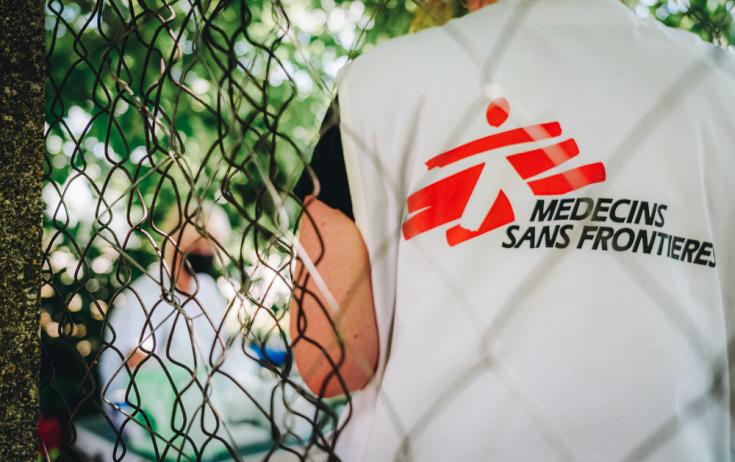 Un trabajador de MSF en la clínica móvil en Horgos, en la frontera entre Serbia y Hungría.