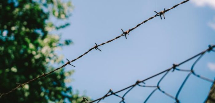 Detalle de una valla con alambre de púa en un asentamiento informal en el pueblo de Horgos, entre la frontera de Serbia y Hungría.Evgenia Chorou.