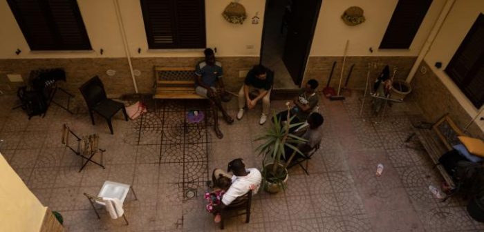 Vista del patio interior del edificio en Sicilia, Palermo, en donde viven parte de los migrantes evacuados de Libia.Yarin Trotta del Vecchio/MSF.