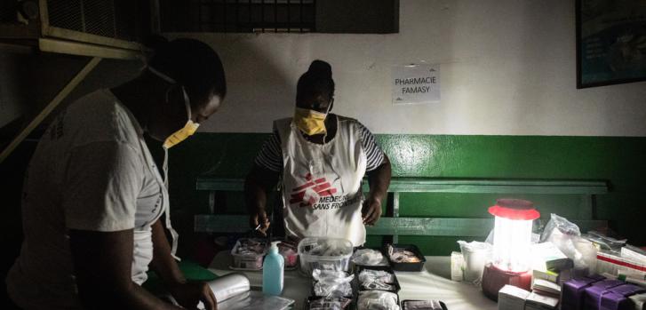 En algunas zonas de Puerto Príncipe, Haití, nuestros equipos deben trabajar desde sótanos y cuartos sin ventanas para evitar el riesgo de balas perdidas. Johnson Sabin.