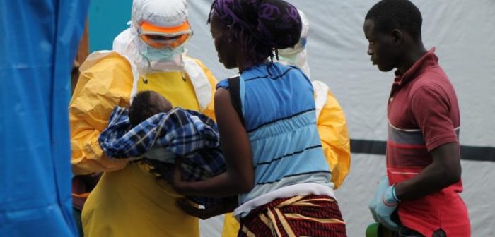 Deddeh, sobreviviente de Ébola, decide permanecer en el centro de tratamiento para cuidar al pequeño Elijah, cuya madre falleció a causa del Ébola. Foya, Liberia. ©Martin Zinggl/MSF ©Martin Zinggl/MSF