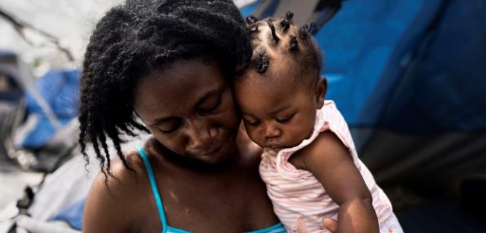 Dalila, de 29 años, y su hija de seis meses, Blandina, viven en el albergue para migrantes "Senda de Vida" en Reynosa, México. Ella y su marido decidieron buscar seguridad y dignidad en Estados Unidos, pero aún conseguido cruzar la fronteraYael Martínez/Magnum.