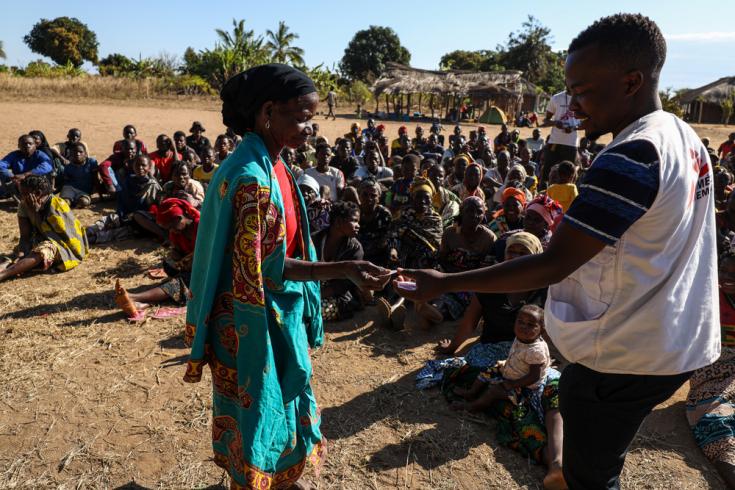 Entrega de turnos para recoger kits de emergencia, Cabo Delgado, Mozambique