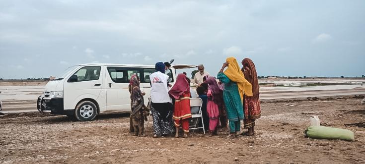 MSF llevando a cabo una evaluación en un área inundada en  Dera Murad Jamali, Pakistán..