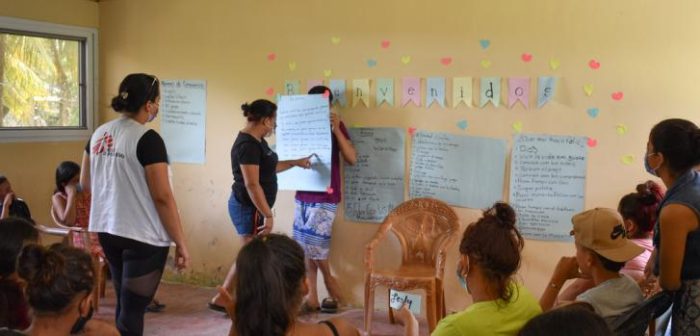 Imagen de archivo del 2 de agosto de 2022: nuestros equipos brindando una charla sobre salud sexual y reproductiva en Choloma, Honduras.MSF/Laura Aceituno.