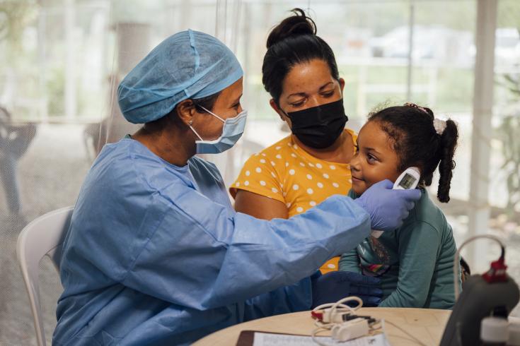 Enfermera de MSF en un hospital de Venezuela atiende a unan niñas pequeña. 