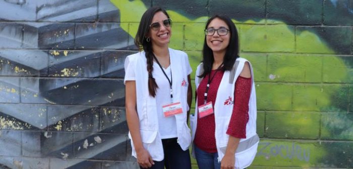 Cindy Morales y Pamela Ruiz son las dos psicólogas de nuestro equipo en Tecún Umán, Guatemala. Cada día, en los breves momentos en que las personas migrantes hacen un alto en su camino y asisten a nuestros puntos de atención, escuchan historias de violencia, de pérdida y de sufrimiento. Pero también les cuentan sobre las luchas, los sueños y las expectativas que las alientan para seguir en movimiento.Esteban Montaño/MSF.