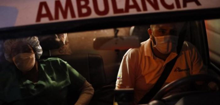 Iraima Avilés, enfermera, y Keivis Varela, conductor de nuestra ambulancia, inician un nuevo trasladado de paciente desde el Hospital José Gregorio Hernández de Tumeremo, al sureste de Venezuela.Jesús Vargas.