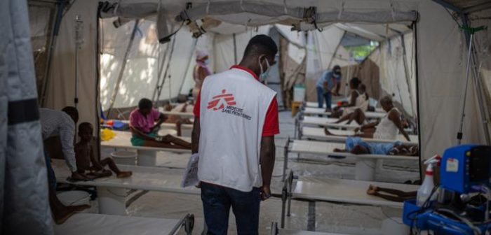 Un promotor de salud de nuestra organización verifica las condiciones de salud de pacientes afectados por el cólera en el Centro de Tratamiento del Cólera en Turgeau, Haití.Alexandre Marcou.