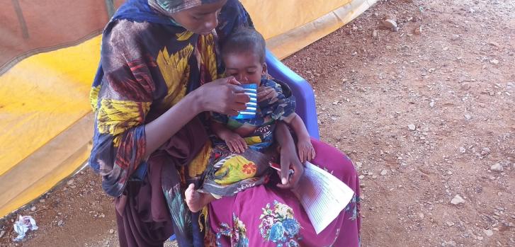 Una madre y su hijo visitan nuestro programa ambulatorio de alimentación terapeútica en el campo para personas desplazadas internamente de Shabellow, Baidoa, en Somalia.MSF/Suleiman Hassan.