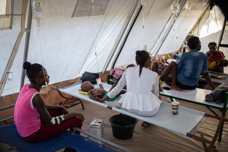 Niños afectados por cólera junto a sus madres en nuestro hospital en Cite Soleil, Haití.