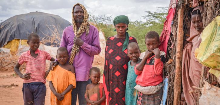 Borow Ali Khamis, de 50 años, frente al refugio improvisado en el que vive con su familia en el campo de refugiados de Dagahaley, Dadaab. Era agricultor y ganadero en Somalia, pero lo ha perdido todo debido a la larga sequía.MSF/Lucy Makori.