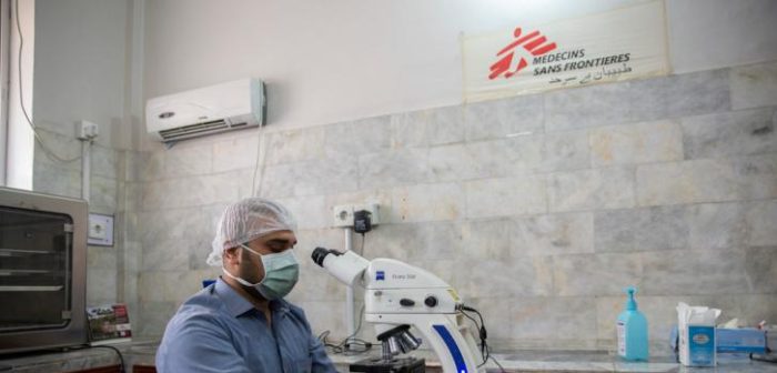 Imagen de archivo del 27 de mayo de 2022: un técnico de laboratorio de nuestra organización realiza una prueba para el diagnóstico de la leishmaniasis cutánea. Naseerullah Khan Babar Memorial Hospital, Peshawar, Pakistán.Saiyna Bashir.