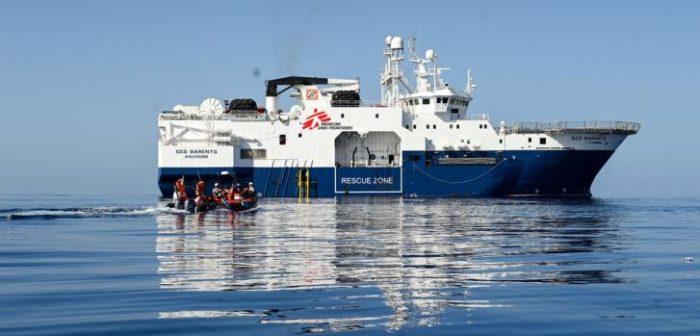 El lunes 27 de octubre, los equipos a bordo de nuestro buque Geo Barents rescataron a 66 personas de un buque de madera a la deriva, entre las que se incluían ocho menores y un bebé. Candida Lobes/MSF.