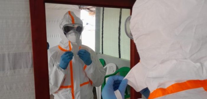 Imagen de archivo del 17 de noviembre de 2022: para evitar cualquier riesgo de contaminación, un enfermero se viste con un equipo de protección individual antes de entrar en la zona del Centro de Tratamiento del Ébola de Mubende donde se atiende a los pacientes infectados por el virus.Sam Taylor/MSF.