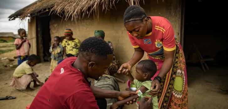 Todos los días, Muzaliwa Mutcha, uno de nuestros trabajadores de salud comunitarios de la aldea de Kimbala, visita por la mañana y por la tarde las casas donde sabe que hay enfermos. Recetar medicamentos y comprueba el estado de los pacientes previamente tratados. También aconseja a los padres sobre la dieta que deben seguir para evitar que el estado del niño empeore.Michel Lunanga/MSF.