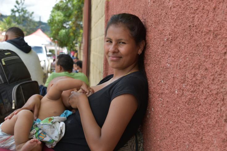 Familia migrante siendo atendida por MSF en Trojes, en la frontera entre Honduras y Guatemala.