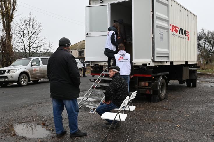 Pacientes esperando su consulta en la clínica móvil de MSF en Kherson, sur de Ucrania.