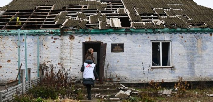 Imagen de archivo del 21 de noviembre de 2022: Personal médico de nuestra organización frente a un centro de salud dañado en la región de Kherson, UcraniaMSF/Natalia Chekotun.