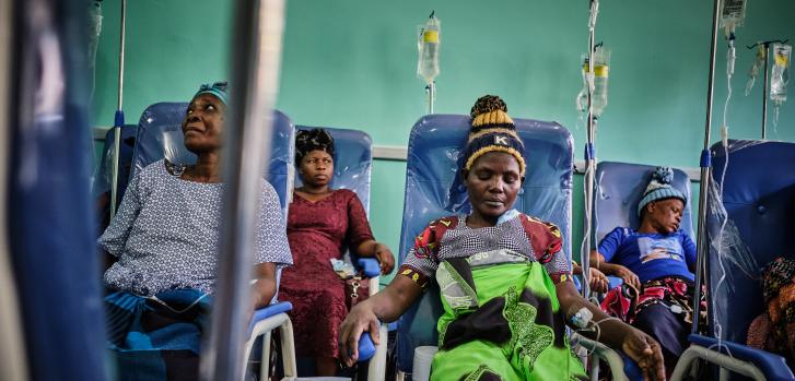 Imagen de archivo del 12 de diciembre de 2022: pacientes durante una sesión de quimioterapia en el Queen's Elizabeth Central Hospital, Malaui. Los cuidados paliativos son también una herramienta esencial para aliviar el dolor y el sufrimiento innecesario a causa de la enfermedad.DIEGO MENJIBAR.