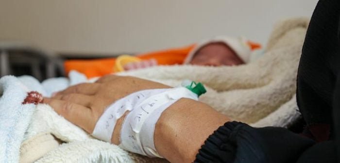 Madre sostiene a su hijo de un día, que nació por cesárea en el hospital Al-Jamhouri, en la ciudad de Taiz, YemenEvgenia Chorou/MSF.