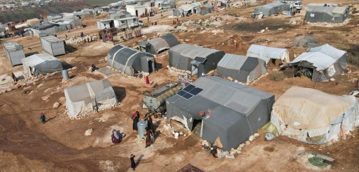 Vista de nuestra clínica móvil instalada en el campo de Al-Fuqara, en la zona de Al-Dana.
En la gobernación de Idlib, gestionamos cuatro clínicas móviles en centros de acogida que ofrecen consultas generales, vendajes, servicios de salud reproductiva y consultas de salud mental a las personas afectadas por los terremotos. Hasta el 13 de febrero, habíamos realizado 2.134 consultas.Abdul Majeed Al Qareh.