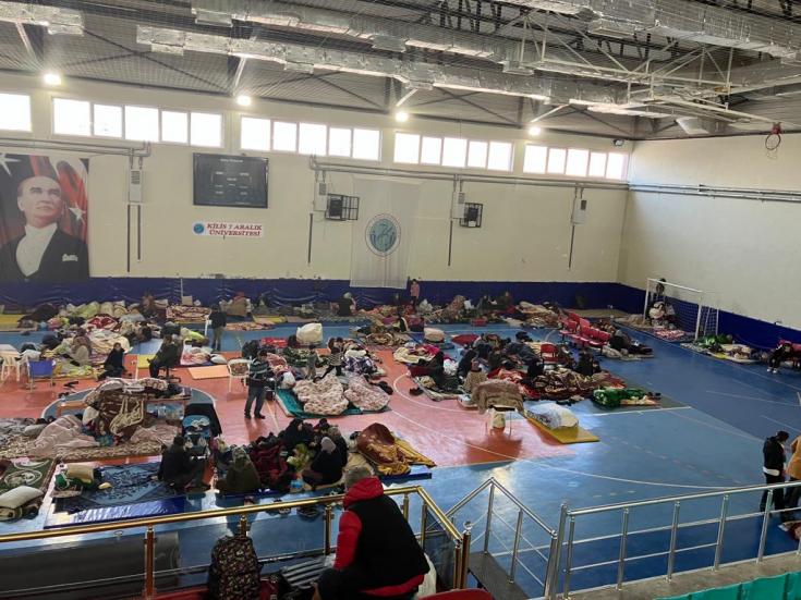 Campamento informal para sobrevivientes en un estadio de la ciudad de Kilis, al sureste de Turquía,