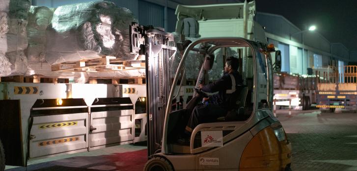 Un convoy de nuestra organización, de 14 camiones cargados de suministros, ingresó en el noroeste de Siria para asistir la crisis humanitaria que golpea a la regiónAhmad Amer/MSF.