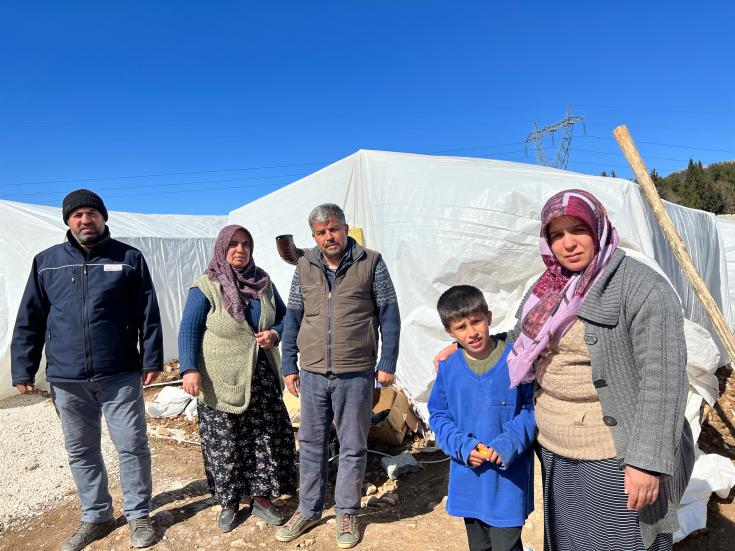 Familia desplazada por los terremotos vive ahora en un campamento de la ciudad de Adiyaman, en el sur de Turquía.