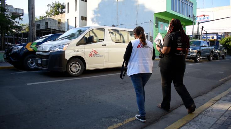 Equipo médico de MSF visita las trabajadoras sexuales para brindarles asistencia sanitaria y apoyo social. 