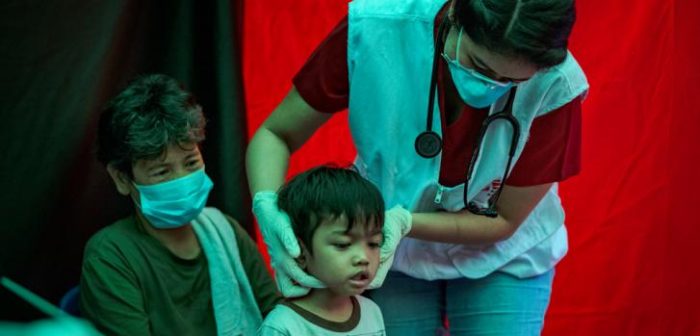 Imagen de archivo del 13 de marzo de 2023: Trisha Thadhani, doctora de nuestra organización especializada en tuberculosis, realiza una evaluación médica en uno de los puntos de detección activa de casos de tuberculosis el 13 de marzo de 2023 en Tondo, Manila, Filipinas.Ezra Acayan.