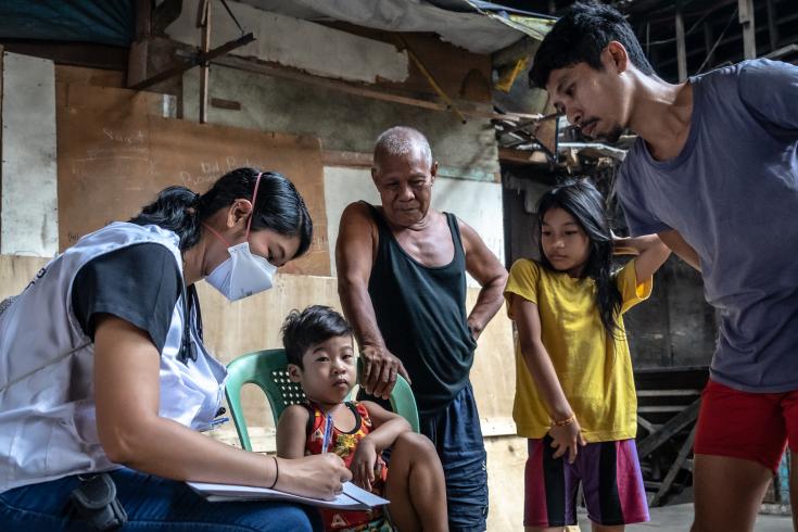 Doctora evalúa el estado de salud de un niño de Tondo, Filipinas.
