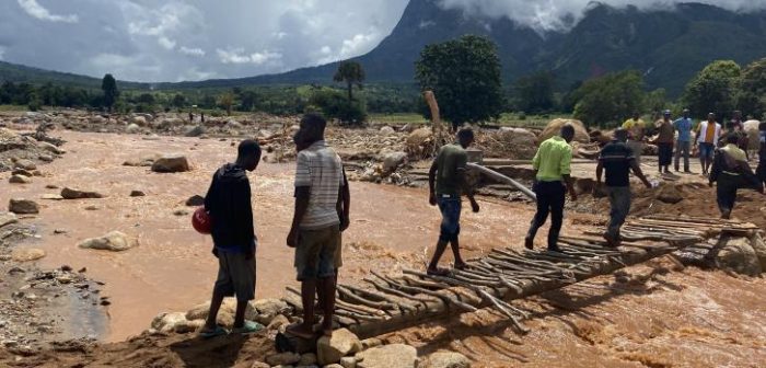 La gente cruza un puente improvisado en el sur de Malawi después de que el ciclón Freddy causara grandes inundaciones y destrucción en la zonaMSF/Pascale Antonie.