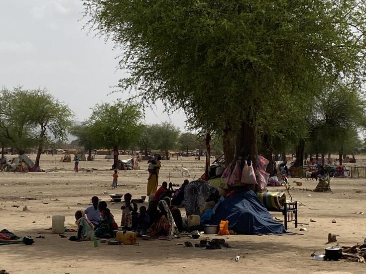 Refugiados de Sudán duermen en el suelo.