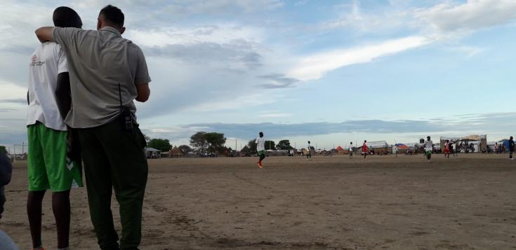 El equipo médico de MSF juega al fútbol con la comunidad de Abyei, África. 