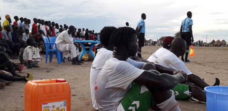 El equipo médico de MSF juega al fútbol con la comunidad de Abyei, África. 